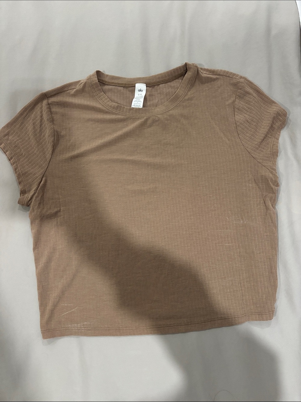 ALO Yoga Ribbed Short Sleeve Crop Top in Tan Brown